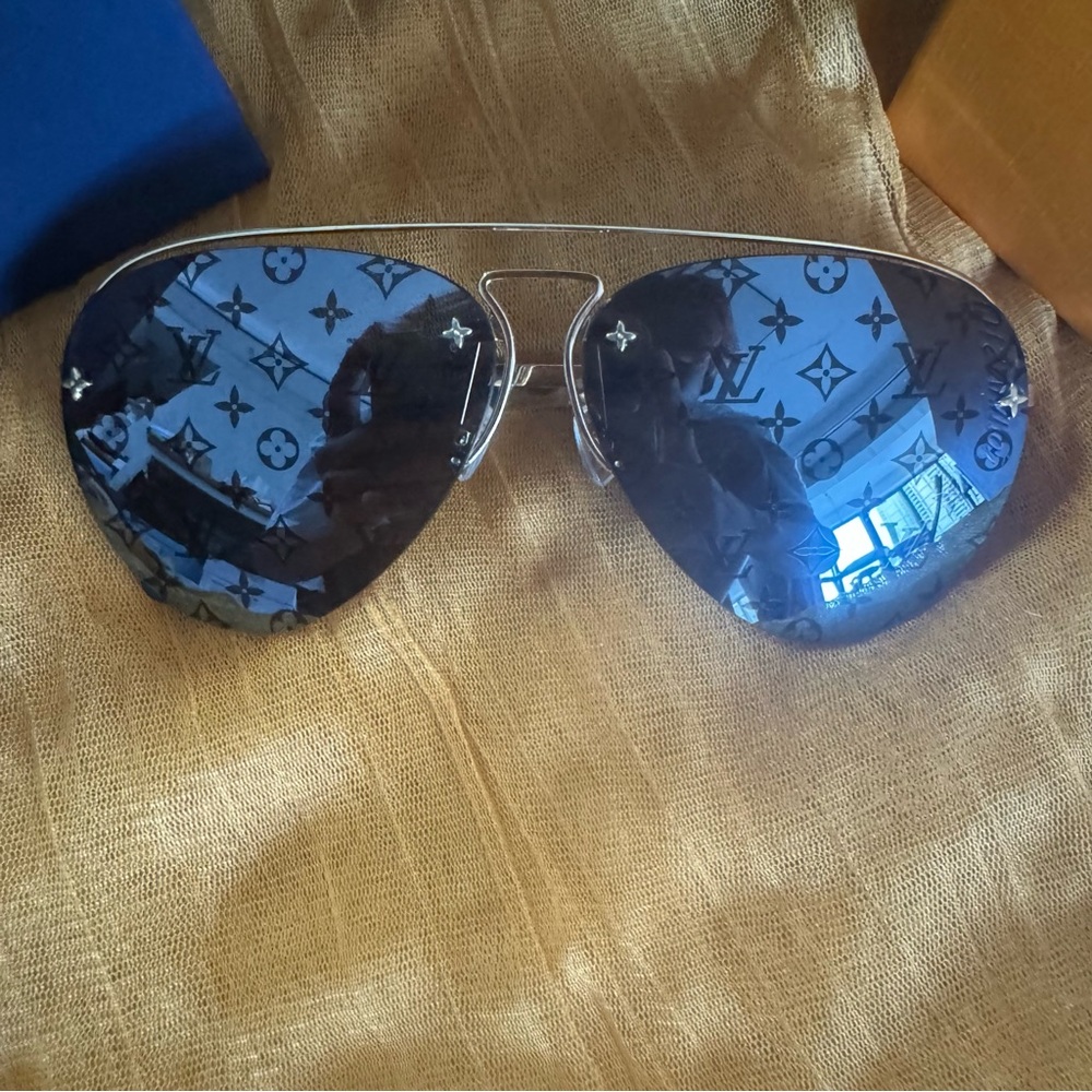 Men's LV U-Shaped Black Aviator Sunglasses - Picture 1 of 9